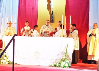 Más de mil fieles en la procesión por San Rafael Arcángel hasta la Catedral para celebrar la Misa del obispo Domínguez