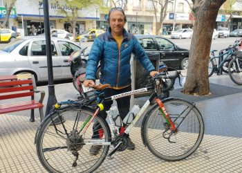 Mohammad Tajeran ha recorrido 60 países en bicicleta y se encuentra en San Rafael en su campaña de forestación mundial