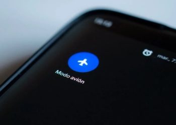 Para qué sirve el «modo avión» del celular y por qué es tan importante que se lo active en un vuelo