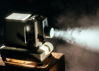 ¿Querés disfrutar de una película en grande?: los 5 celulares que puede proyectar su pantalla en la pared