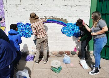 Un mural inclusivo y ecológico en San Rafael: la transformación del arte con tapitas