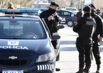 Guaymallén: Trepó al techo de la casa de su ex, amenazó con prenderla fuego y lo detuvieron