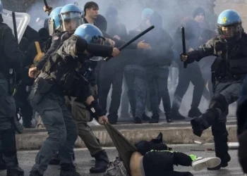 Una veintena de policías heridos y cinco detenidos en una protesta propalestina en Roma