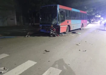 Otro accidente fatal en la provincia: murió una motociclista en un choque frontal con un colectivo