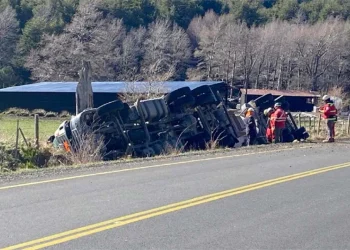 Tragedia en Chile: un camionero argentino murió al volcar en la ruta, otro intentó asistirlo y falleció de un paro cardíaco
