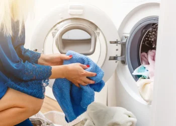Ni una vez por semana ni cada 15 días: cada cuánto hay que lavar las toallas, según un microbiólogo