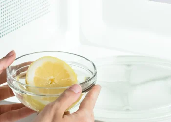 Cómo evitar que el microondas acumule olores desagradables con este sencillo truco