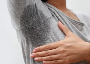 Adiós a las manchas de sudor: con este truco casero las eliminarás para siempre