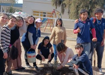 Alumnos de Monte Comán colaboran con la forestación del distrito