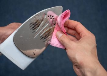 Los mejores trucos para limpiar la plancha quemada y que no arruine la ropa
