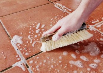 Cómo eliminar las juntas negras de las baldosas con solo un producto que parece ser mágico