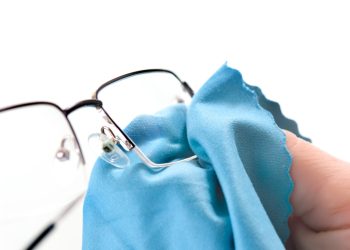 El truco para arreglar definitivamente los cristales rayados de los lentes