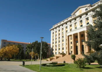 El Gobierno le otorgó un aumento a un grupo de empleados públicos