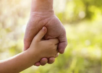 Crisis en el sistema de adopciones: Mendoza impulsa una reforma ante 911 niños que esperan una familia