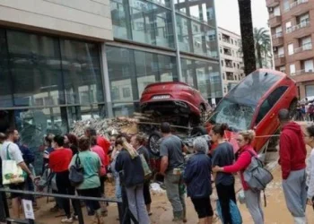 España envía 10.000 efectivos más para buscar desaparecidos por el temporal en Valencia
