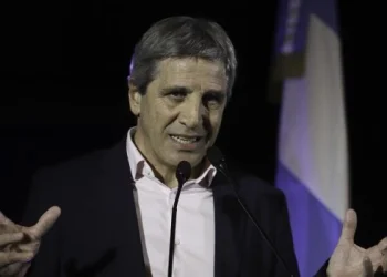 Caputo se quejó de que paga mucho por telefonía celular y llamó a dar «pelea como consumidores»