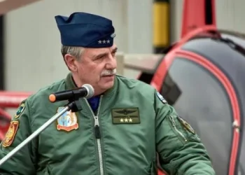 El Gobierno echó al jefe de la Fuerza Aérea por usar aviones para fines particulares