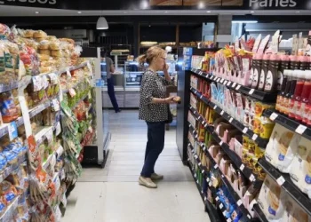El Gobierno busca un repunte del consumo para las Fiestas y analiza medidas para que las empresas bajen precios
