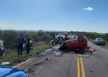 Se quedó dormida mientras manejaba, volcó y murió en Altas Cumbres