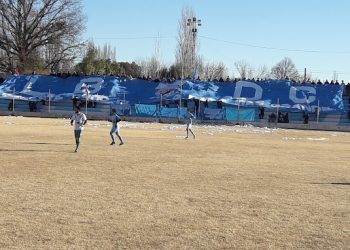 Hinchas y vecinos de Goudge se ponen “en campaña” para rehacer la bandera gigante del club