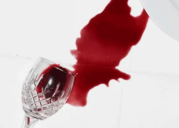 El truco casero para quitar definitivamente las manchas de vino del mantel