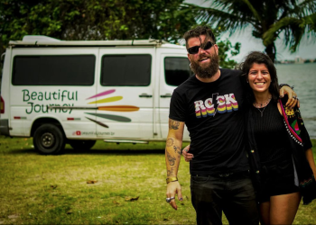 Es brasileño, viaja por el continente en Motorhome llevando su música y está en San Rafael