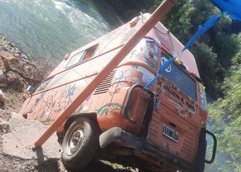Una combi ocupada por una madre y su hijo casi cae al río Atuel
