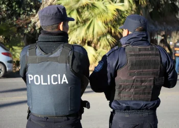 Cesantearon a una policía por truchar un certificado médico