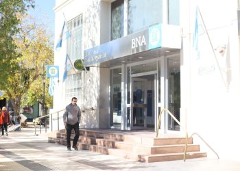 Hoy no hay atención en bancos: empleados celebran el Día del Bancario y los 100 años de la asociación que los nuclea