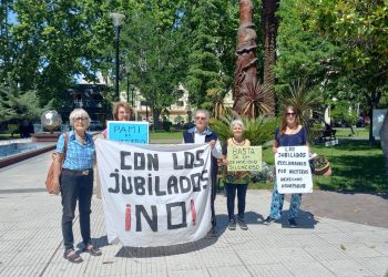 Jubilados se manifestaron nuevamente en la plaza San Martín contra las medidas económicas: “No podemos comprar leche, no podemos comprar carne, es muy complicado”