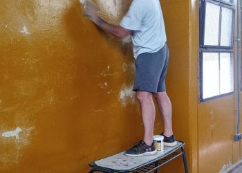 Docentes que inspiran: pintan el SUM del Colegio Nacional con esfuerzo y dedicación