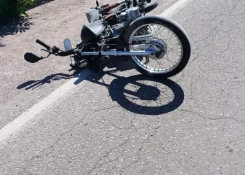 San Carlos: un joven chocó en su moto, cayó a un canal y murió