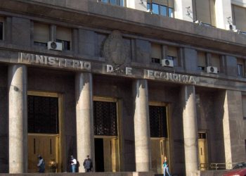 Economía avanza con el canje de un bono pese a que la oposición quiere rechazar el decreto que lo autoriza