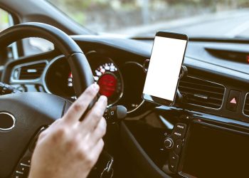 La Legislatura analiza permitir atender llamadas por celular durante el manejo: ¿de qué se trata?