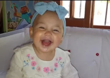 Una niña con múltiples tumores tiene que hacer tratamiento en España, pero necesita ayuda para viajar