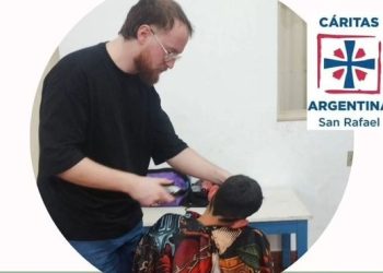 Cáritas lanzó su “Peluquería Solidaria” gratuita para los más pequeños