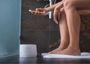 Por qué no hay que permanecer más de 10 minutos sentado en el inodoro, según una médica