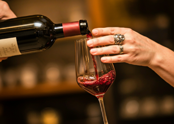 Adiós al sacacorchos: Descubre el truco infalible para abrir tu vino en segundos