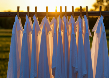 Adiós a las manchas de sudor: el ingrediente secreto para dejar la ropa impecable