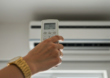 El botón del aire acondicionado que pocos usan pero es clave para optimizar su funcionamiento