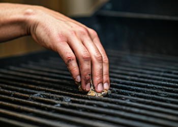 Ni detergente ni agua: El secreto para limpiar la grasa de la parrilla sin esfuerzo