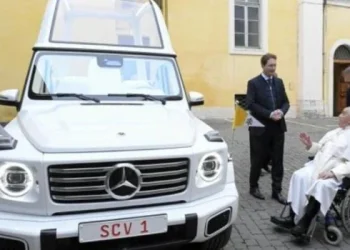 Mercedes-Benz le regaló un nuevo papamóvil eléctrico a Francisco