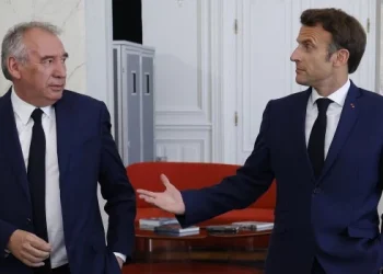 Macron opta por su aliado centrista Bayrou como nuevo primer ministro