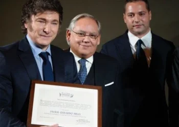 El Presidente habló de «romper, destruir y reducir el Estado» tras recibir un premio en Roma