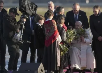 Francisco hace la primera visita papal a Córcega entre muestras de fervor popular