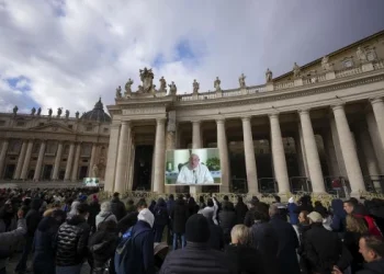 El papa Francisco pide alto al fuego en todos los frentes en su oración antes de Navidad