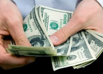 El dólar blue se aceleró en el comienzo de la semana y alcanzó los $1.200