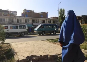 Los talibanes prohíben la construcción de ventanas con vistas a casas vecinas en las que vivan mujeres