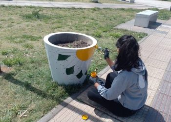 Integrantes de un taller de dibujo salieron a embellecer la plaza de Real del Padre