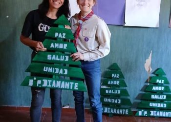 Espíritu navideño: En Pueblo Diamante hicieron “pinitos” y los entregaron a entidades e instituciones del barrio